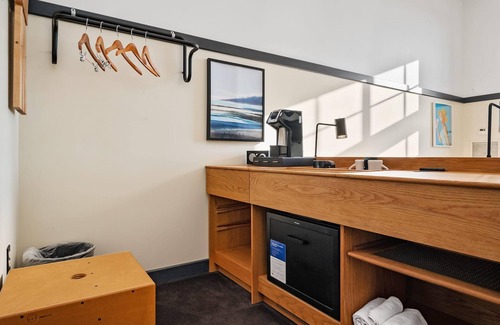 East Liberty Apartment | Kasa Enjoy Local Dining in East Liberty The Maverick