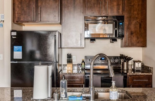 Westown Apartment | Kasa Family Friendly Westown 2BD Amenity Access Milwaukee