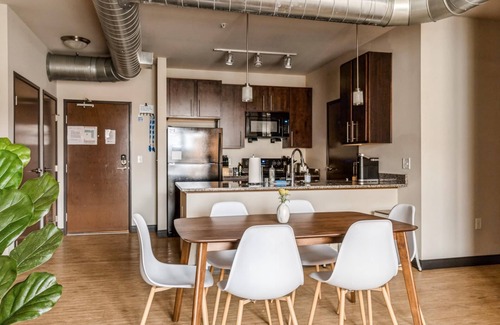 Westown Apartment | Kasa Family Friendly Westown 2BD Amenity Access Milwaukee