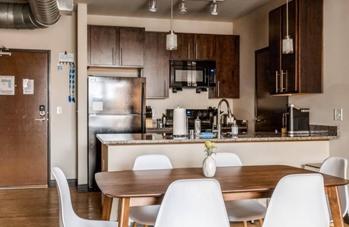 Westown Apartment | Kasa Family Friendly Westown 2BD Amenity Access Milwaukee