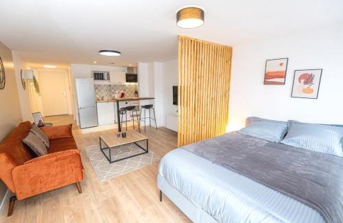 Saint-Quentin Apartment | KASA Gloria - Studio cosy centre-ville - Parking & Wifi gratuits, tout équipé