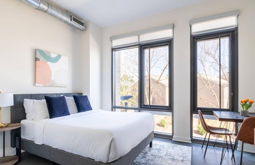 Del Ray Apartment | Kasa | Homey Studio + Rooftop Terrace | Alexandria