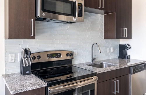 Del Ray Apartment | Kasa | Homey Studio + Rooftop Terrace | Alexandria