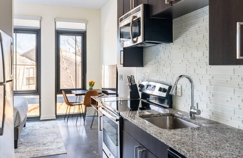 Del Ray Apartment | Kasa | Homey Studio + Rooftop Terrace | Alexandria