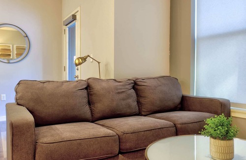 DeBaliviere Place Apartment | Kasa | Modern 1BD + Gym | Forest Park