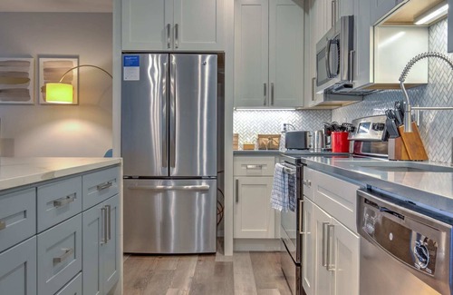 DeBaliviere Place Apartment | Kasa | Modern 1BD + Gym | Forest Park