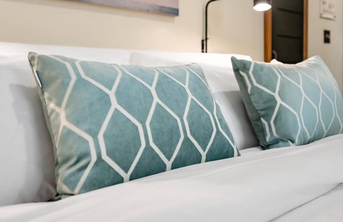 East Liberty Apartment | Kasa | Quick Walk to Kelly Strayhorn Theater | The Maverick