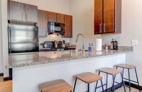 Westown Apartment | Kasa Relax in Your Spacious 1BD Pet Friendly Milwaukee