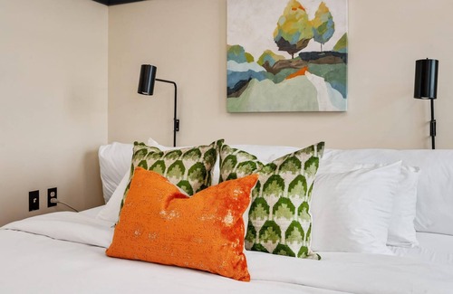 East Liberty Apartment | Kasa | Trendy Studio, Steps to Bakery Square | The Maverick