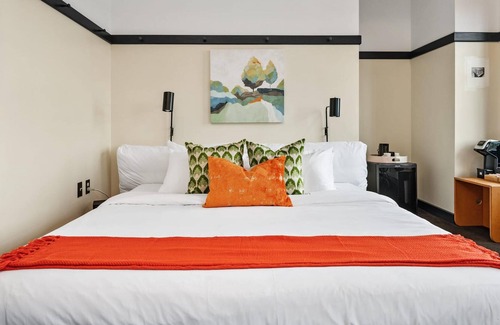 East Liberty Apartment | Kasa | Trendy Studio, Steps to Bakery Square | The Maverick