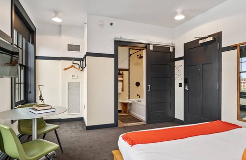 East Liberty Apartment | Kasa | Trendy Studio, Steps to Bakery Square | The Maverick