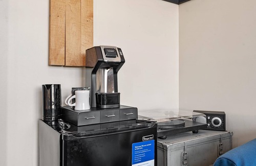 East Liberty Apartment | Kasa Uniquely Designed Suite Near Carnegie Museum The Maverick