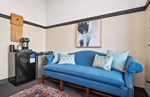 East Liberty Apartment | Kasa Uniquely Designed Suite Near Carnegie Museum The Maverick