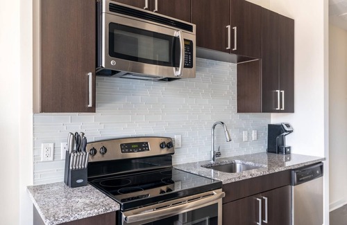 Del Ray Apartment | Kasa | Welcoming Studio + Work Friendly | Alexandria