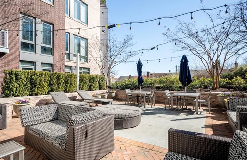 Del Ray Apartment | Kasa | Welcoming Studio + Work Friendly | Alexandria