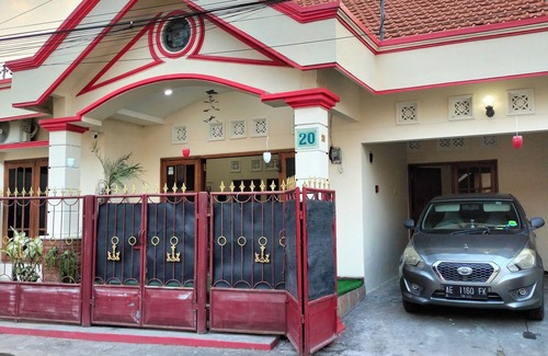 Madiun House | Kaswari Home-entire cozy home, close to Aston, PSC, Sleko & famous attractions.