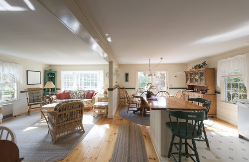 Katama House | Katama Beautifully Landscaped close to Beach/Edgartown - Air conditioned