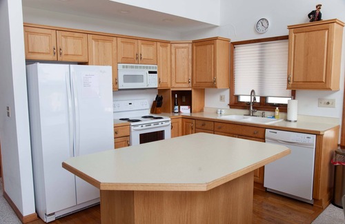 Geneva House | Katie’s Cottage Lakefront Stay w/Hot Tub & Kayaks