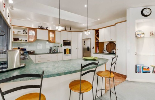 Lowburn Cottage | Kawarau Bay View - Cromwell Holiday Home