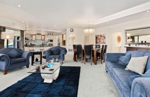 Lowburn House | Kawarau Bay View - Cromwell Holiday Home