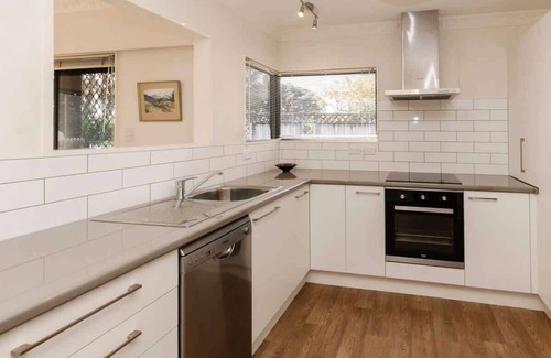 New Plymouth House | Kawaroa Park View - near CBD & coastal walkway