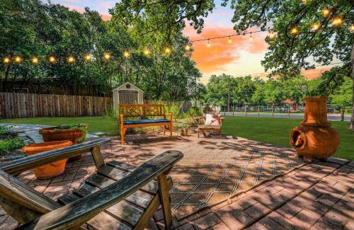 Fredericksburg House | Kay Street Bungalow - Hot Tub Fire Place & Close to Main