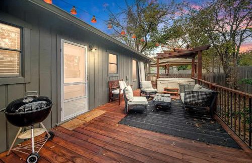 Fredericksburg House | Kay Street Bungalow - Hot Tub Fire Place & Close to Main