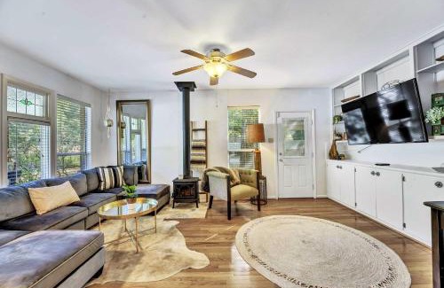 Fredericksburg House | Kay Street Bungalow - Hot Tub Fire Place & Close to Main