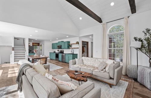 Winona Cottage | Kayaks, kids secret room, fishing, fire pit, ev charger.