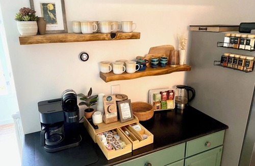 Winona Cottage | Kayaks, kids secret room, fishing, fire pit, ev charger.