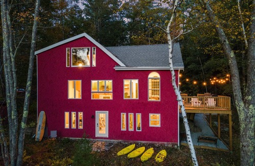 Winona Cottage | Kayaks, kids secret room, fishing, fire pit, ev charger.
