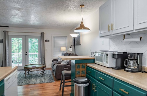Marion House | Kayaks, Lakefront, Spacious Destination