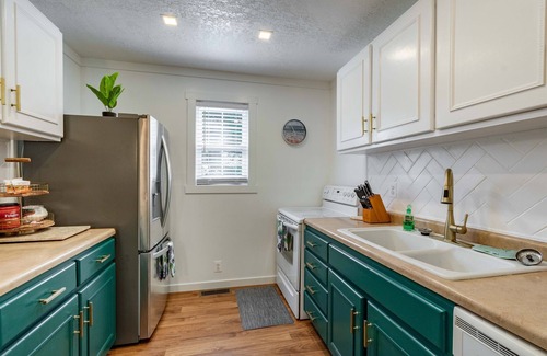 Marion House | Kayaks, Lakefront, Spacious Destination