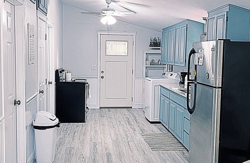 Odessa House | Kayaks, walking to the lake, private gated community.