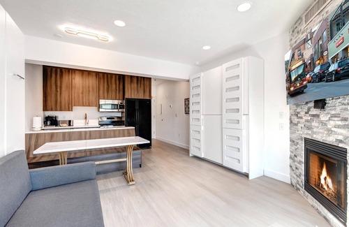 Park City Condo | KBM Resorts | Lodge at Stillwater | Deer Valley East Studio sleeps 4 in beds! Pool, Hot Tubs, Gym, Spacious! MAS-3039