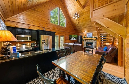 Sevierville Cabin | Keaton's Cozy Cabin: Hot Tub, Wifi, Resort Pool, Wooded View