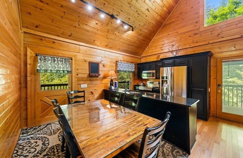 Sevierville Cabin | Keaton's Cozy Cabin: Hot Tub, Wifi, Resort Pool, Wooded View