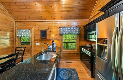 Sevierville Cabin | Keaton's Cozy Cabin: Hot Tub, Wifi, Resort Pool, Wooded View