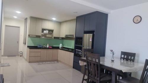 Kampung Tanjung Kapur Apartment | Kediaman Kapas - Modern loft overlooking Kapas Island
