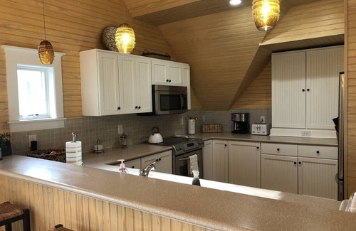 Keepers Landing House | Keepers Landing Creek Front Gem! Club memberships Close to East Beach Great view