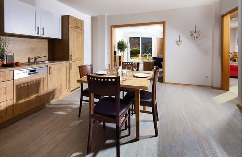 Bischofswiesen Apartment | Kehlstein, 1-2 Pers., 80 m², Schlafzimmer, Wohnzimmer, Kochnische, Badewanne, Dusche und WC, Terrasse