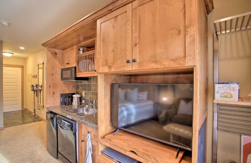 Kellogg Apartment | Kellogg Mtn Condo with Balcony Walk to Resort!