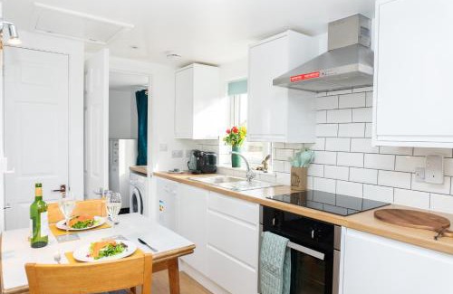Hanham House | Kelston View by Cliftonvalley Apartments