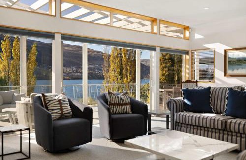 Kelvin Heights House | Kelvin Heights Retreat Lake Views BBQ Fireplace