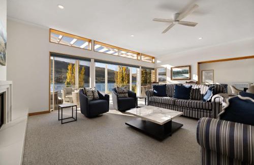 Kelvin Heights House | Kelvin Heights Retreat Lake Views BBQ Fireplace