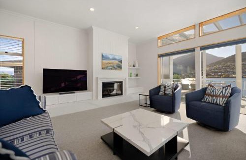 Kelvin Heights House | Kelvin Heights Retreat Lake Views BBQ Fireplace
