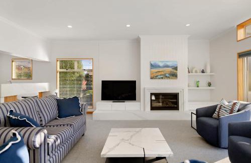 Kelvin Heights House | Kelvin Heights Retreat Lake Views BBQ Fireplace