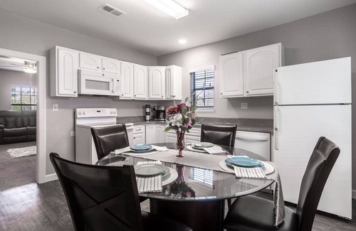 Clear Lake Shores House | Kemah Getaway-Whole House with Private Fenced Backyard
