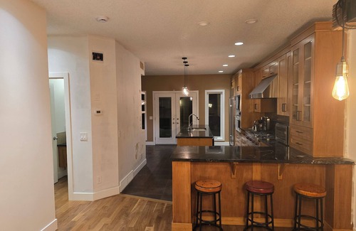 West Hillhurst House | Kensington Area 10 Mins To Downtown! Clean and friendly! Temporary stays!