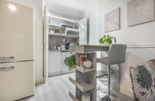 Abingdon Apartment | Kensington Studio Gem - Rare find by Holland Park